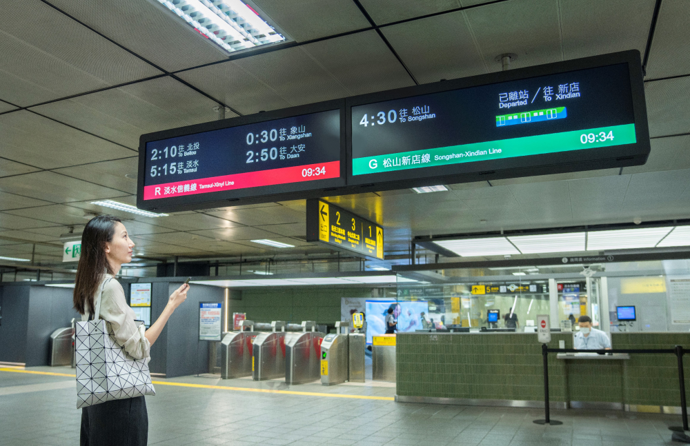 達擎TARTAN顯示器的特殊長條型比例非常適合空間與高度有限的大眾運輸場域應用，具備工業等級高品質、高亮度、高解析與高色彩飽和度等優勢，打造都會智能車站新風貌。