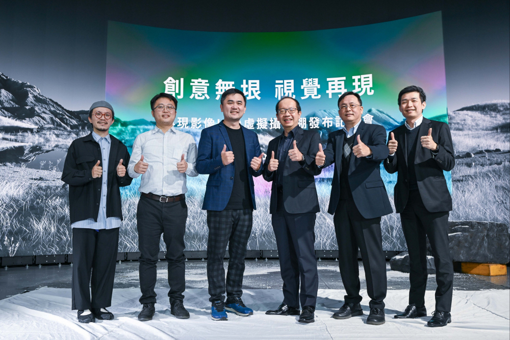 友達光電與再現影像攜手，於中影製片廠建置全台首座提供嶄新一站式整合服務的LED虛擬製作攝影棚（圖左至右：再現影像視覺總監郭憲聰、再現影像營運總監黃棨雋、再現影像藝術總監與導演紀柏舟、友達光電技術長廖唯倫、友達光電系統設計製造服務事業總部副總經理曾天龍、友達光電系統產品事業資深處長蘇聖倫）