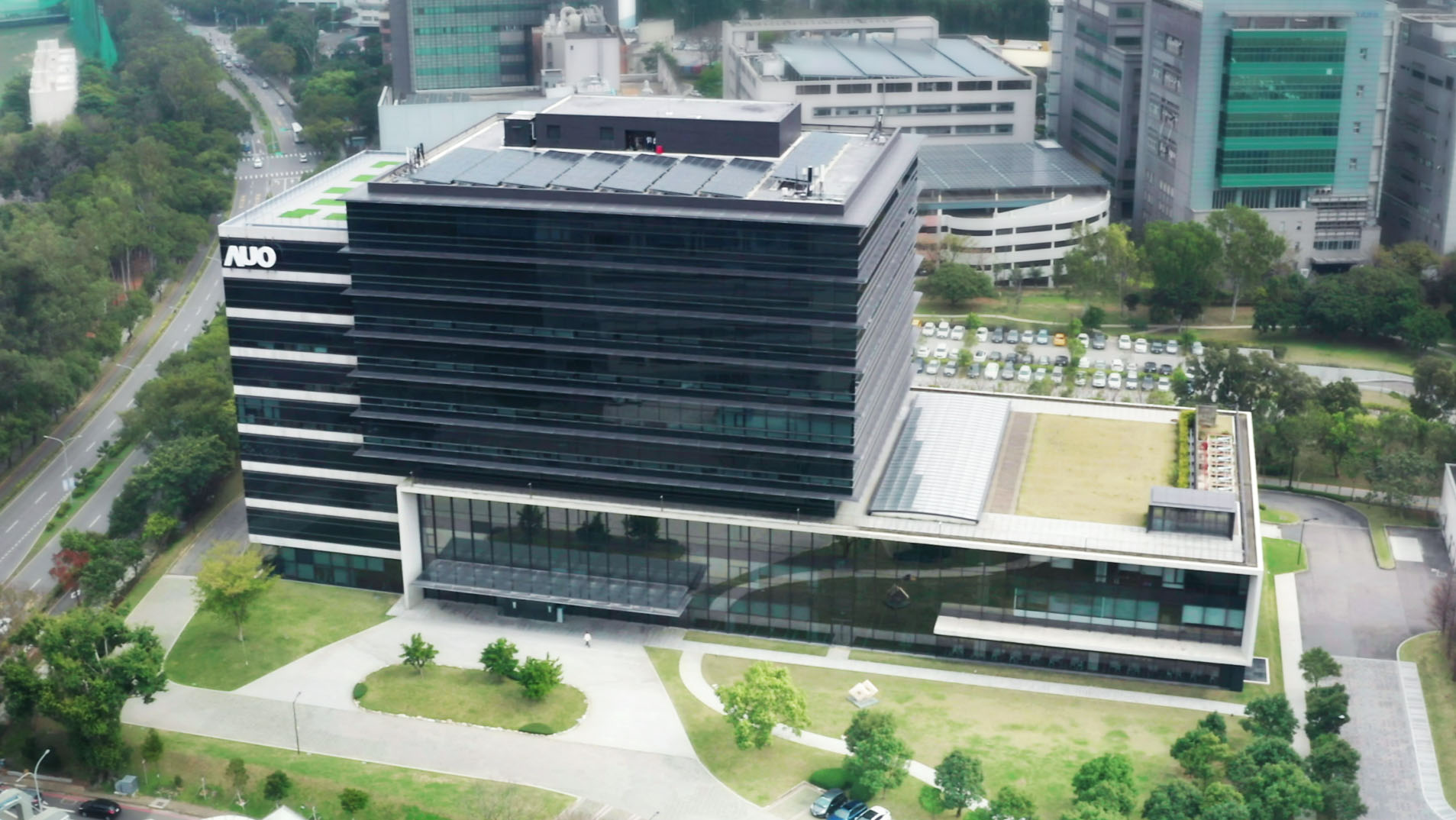 友達光電積極實踐永續作為，以「友達全球研發中心（Global Research Center，GRC）」總部大樓，通過ISO 14068-1:2023碳中和管理標準查證，並承諾於2030年實現台灣所有辦公據點均朝此目標邁進
