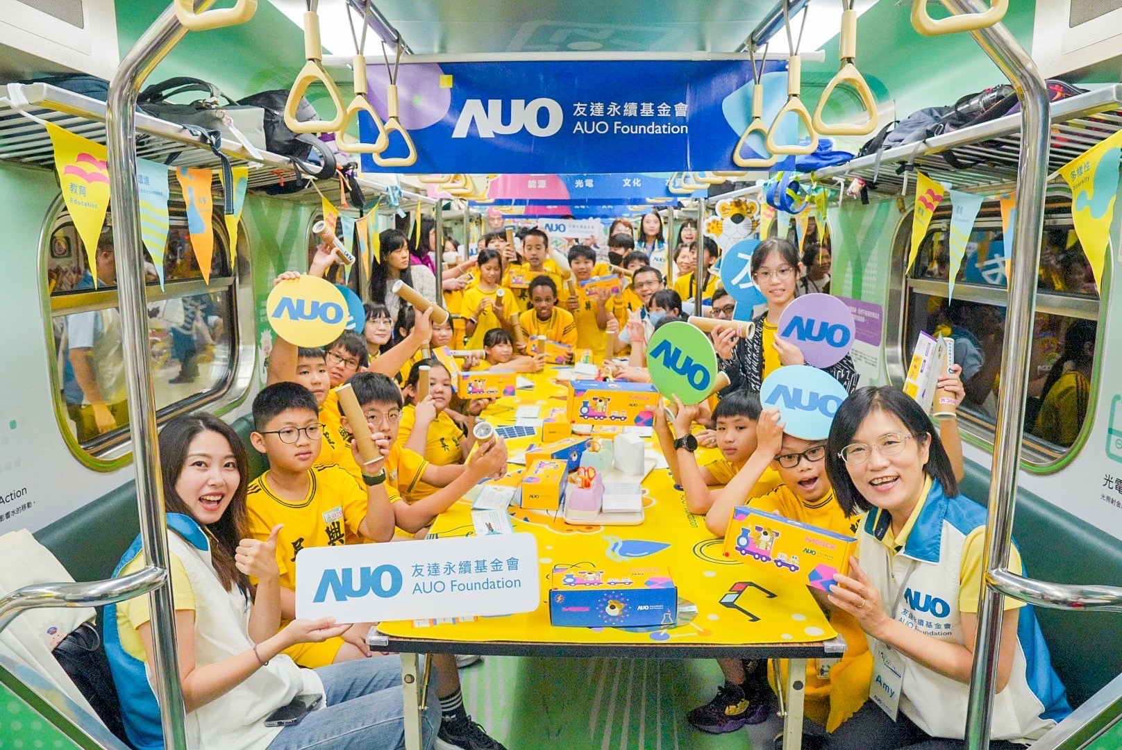 友達永續基金會響應國科會推動的「臺灣科普環島列車」正式啟航，透過「生活中的科學」車廂課程設計，展開為期6天巡迴全臺17個縣市、？32站的移動式科普之旅