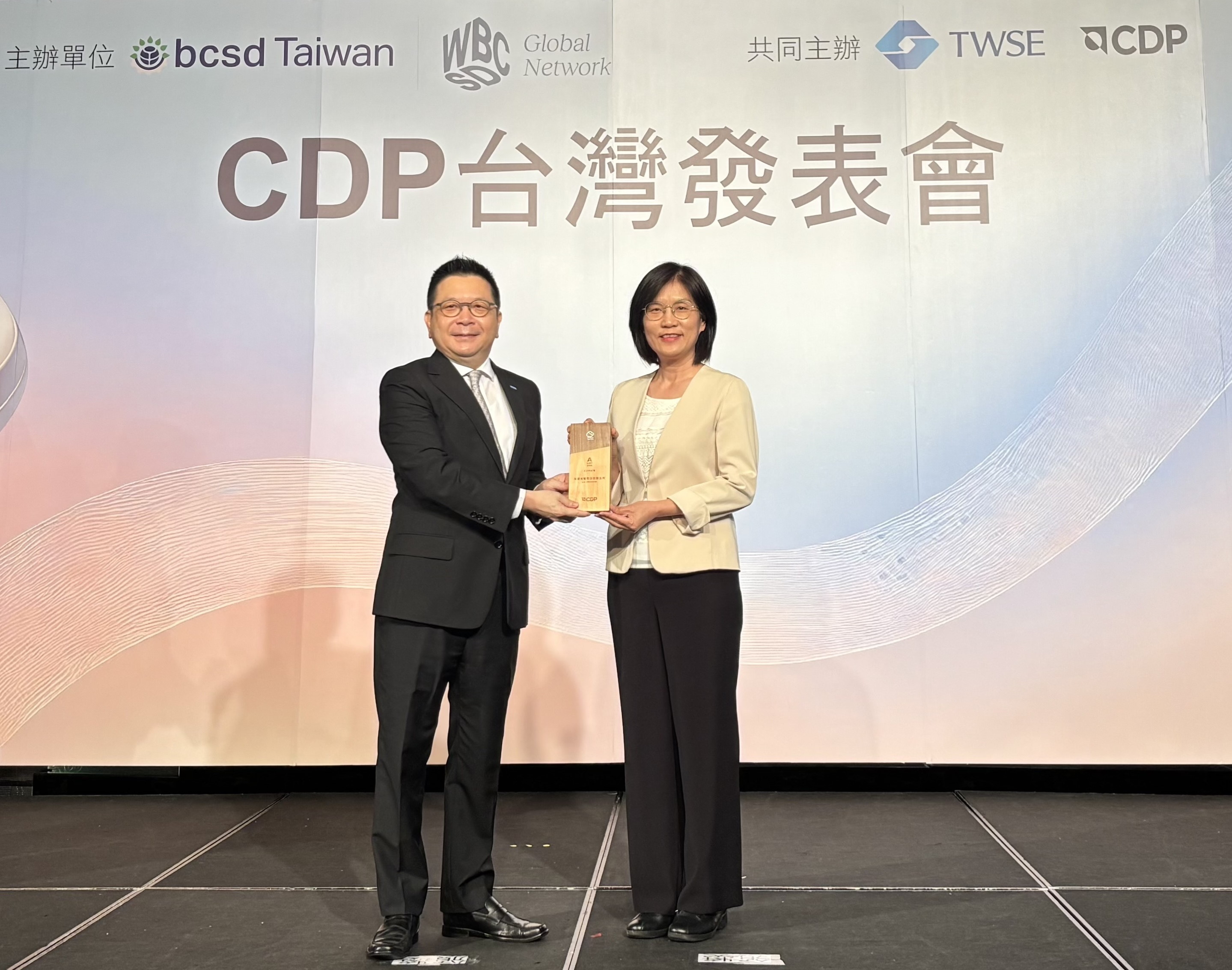 友達永續成果再獲國際評比肯定，獲頒CDP氣候與水資源雙項領導力評級。今由臺灣證券交易所董事長林修銘（左）頒獎，友達光電永續長古秀華（右）代表受獎